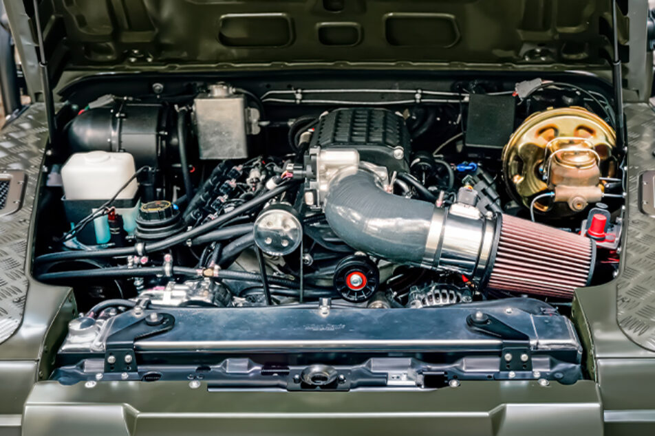 This Classic Land Rover Defender Hides a 700HP Supercharged GM V8 and a ...