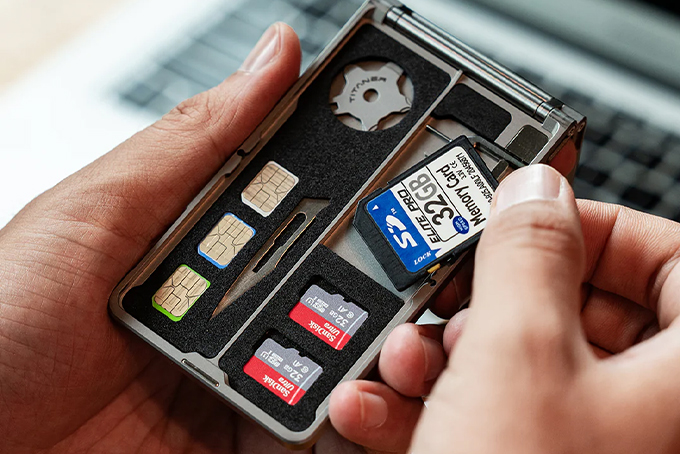 Titaner's Titanium Wallet Can Hold a 5-Function Multi-Tool and Some SD ...
